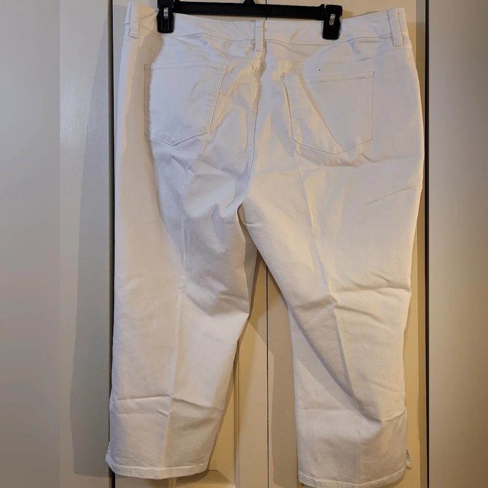 White denim capri plus size 22w St. John's Bay - Picture 3 of 4